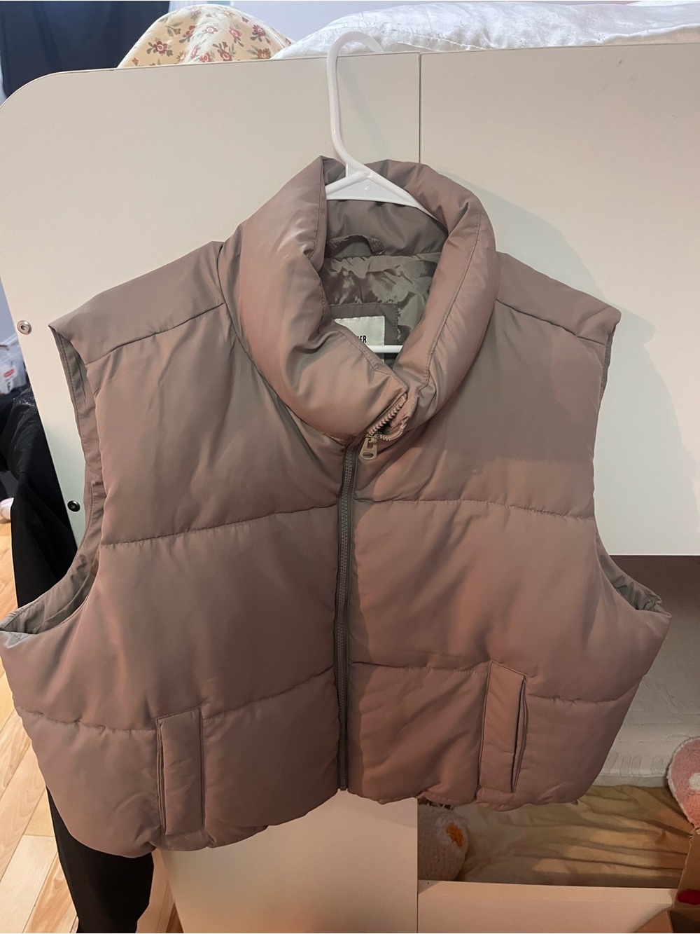 Hollister Neutral Mauve-Taupe Quilted Puffer Vest